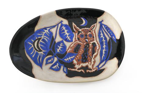 Grand plat, Chouette et feuillage, vers 1958-1959, édition 1960-1981 ©ADAGP 2024 